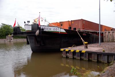 Hochwertiges Ruderboot durch Kielwasser auf dem Neckar bei Gemmrigheim auseinandergebrochen